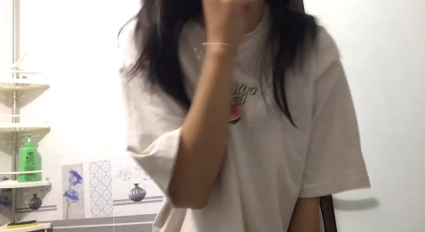Poster of Em ny dáng đẹp quay video tắm vòi sen