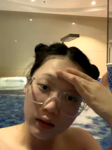 Poster of Kính cận liveshow trong hồ bơi