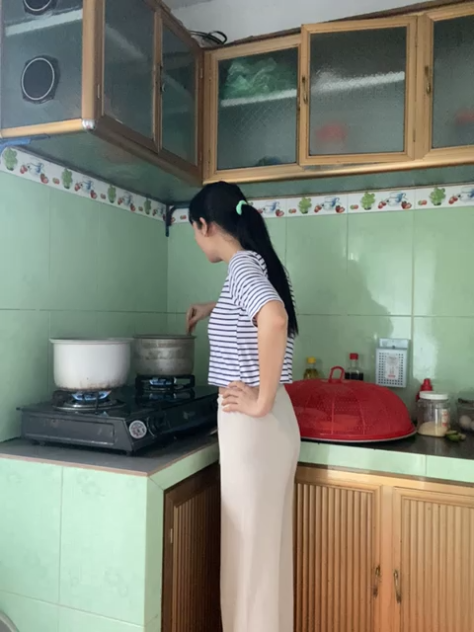 Poster of Vừa nấu ăn trong bếp vừa show vú kiếm thêm thu nhâp